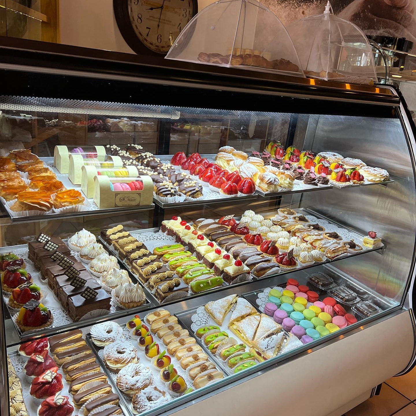 La especialidad de la cafetería St. Honoré son los platillos franceses.