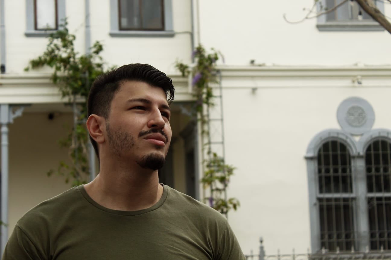 El Instituto Clodomiro Picado (ICP), de la Universidad de Costa Rica (UCR), creó la primera aplicación móvil gratuita llamada ICP App, la cual puede identificar las 25 serpientes venenosas que existen a nivel nacional y qué hacer en caso de una mordedura. En la foto, el estudiante Fernando Morales Cascante