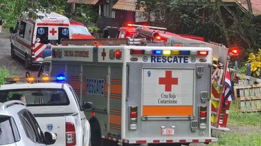 Buseta se vuelca y hay al menos 7 personas heridas y atrapadas