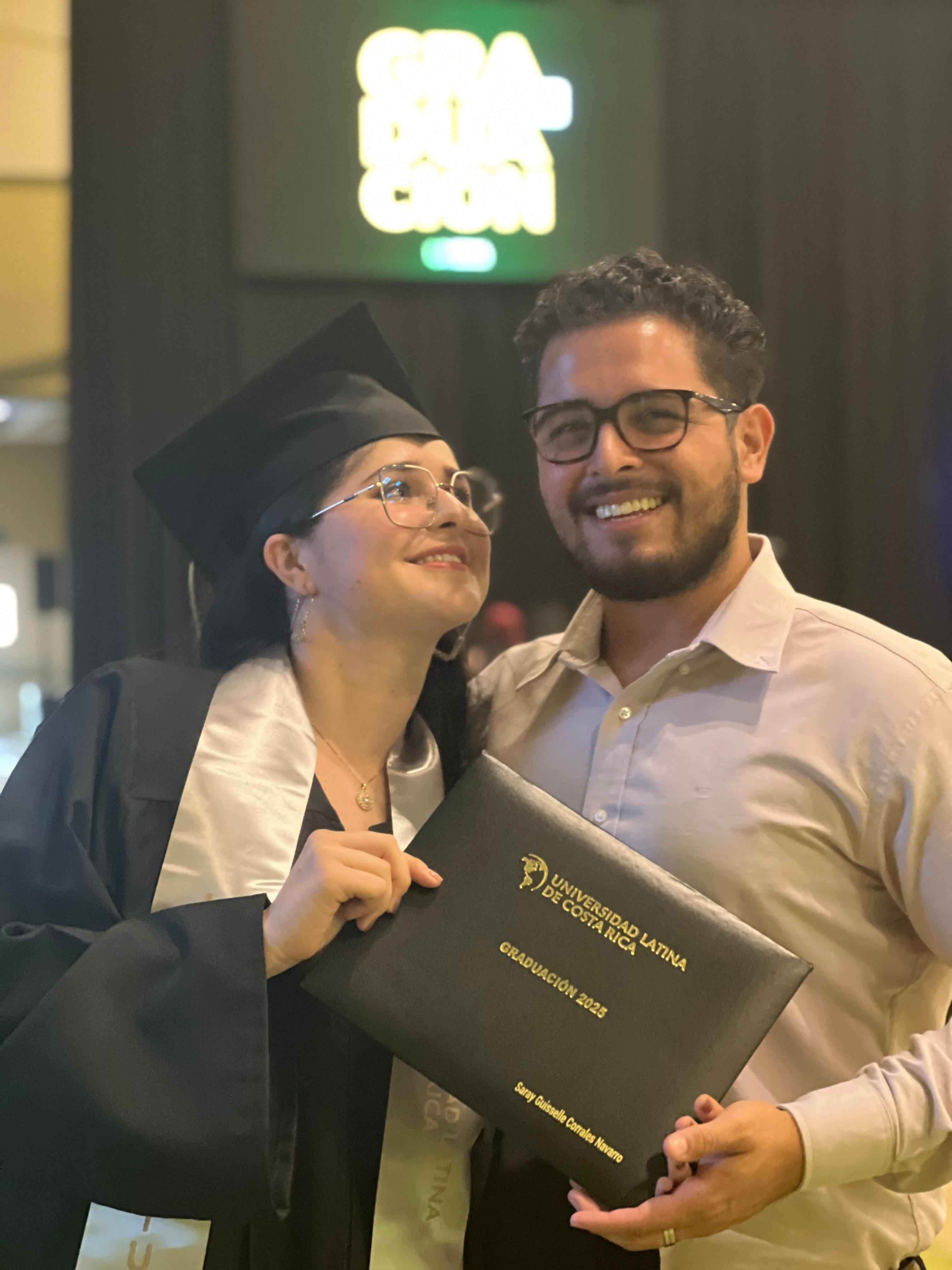 Periodista Saray Corrales de Teletica y su prometido Héctor Agüero.