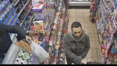 Joven encontró por casualidad a su padre en un supermercado tras buscarlo por años