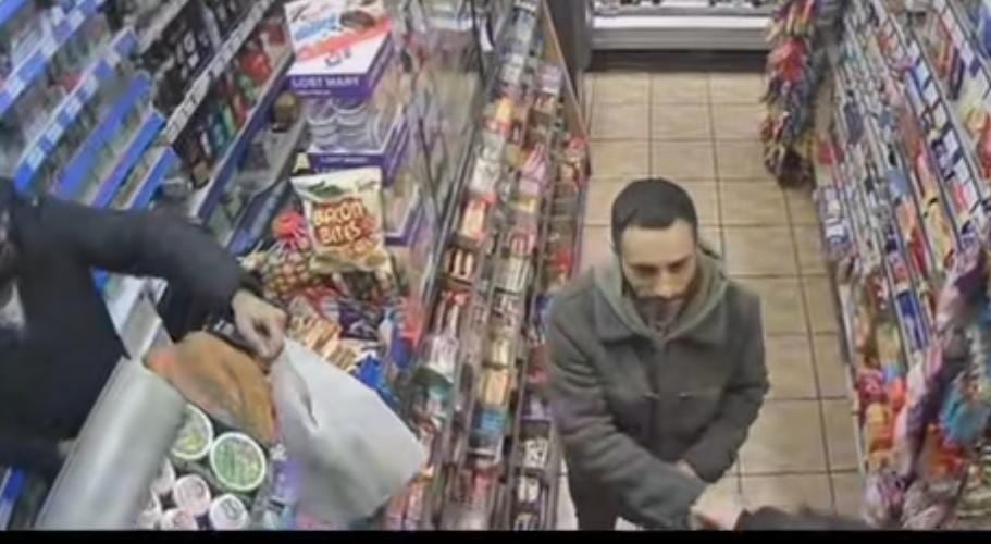 Oliver conversó con un desconocido y descubrió que era su padre biológico.