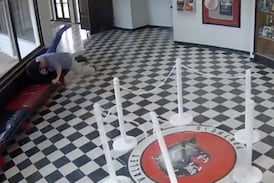 Director de un colegio se convirtió en un héroe al forcejear contra hombre que planeaba ataque armado