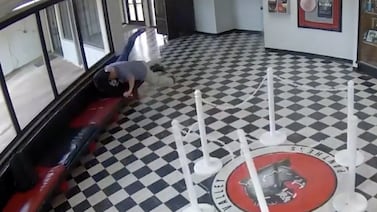 Director de un colegio se convirtió en un héroe al forcejear contra hombre que planeaba ataque armado