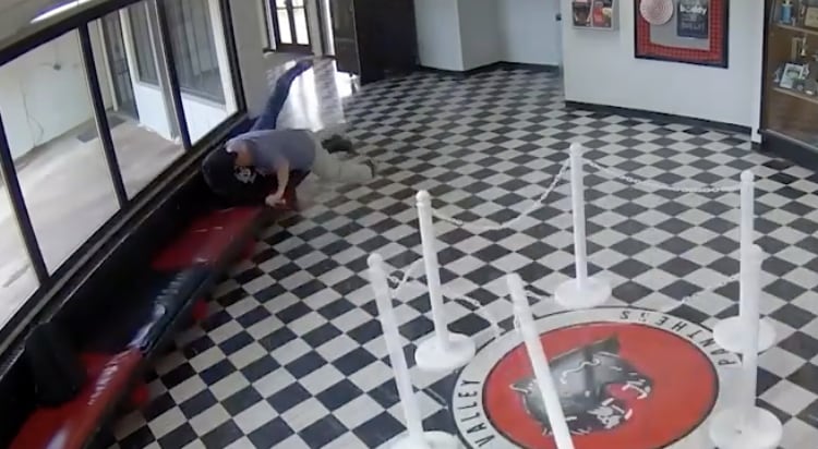 El director se le fue encima al atacante.