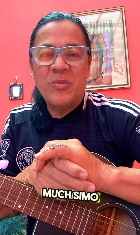 Erick León muestra cómo quedó su dedo tras las diez puntadas que recibió tras su operación.