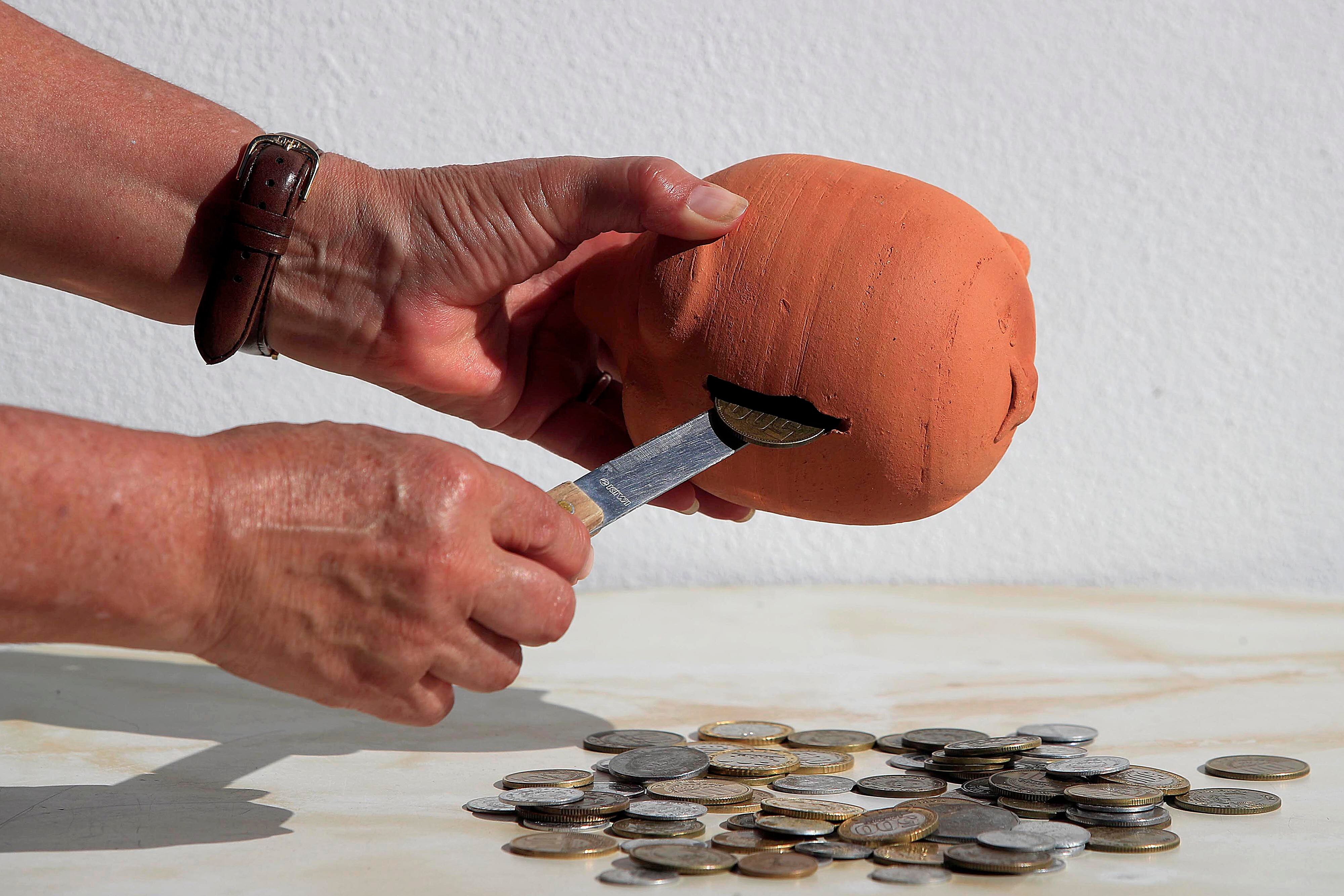 02/01/2024 Fotografías conceptuales para temas: Dinero; Ahorro; Pensión; Pensiones; Plan de retiro; Fondos del ROP; Presupuestos; Operadoras de pensiones; Retiro; Fondos de pensión; Inversión; Monedas; Alcancía; Negocios; Dinero en efectivo; IVM; Colones; Plata; Hacienda; Jubilación; Capital; Finanzas; Gasto; Economía y finanzas; Riqueza. Foto: Rafael Pacheco Granados