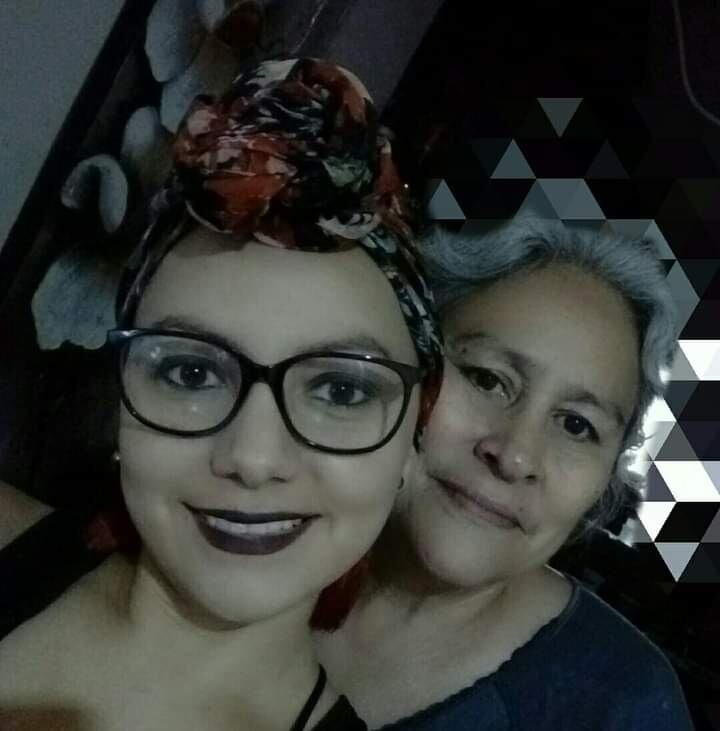 En el 2018 a doña María Picado, con 61 años, le detectaron cáncer de mama. Fue un golpe tremendo para la familia. La hija, María Esperanza Arana, la apoyó en todo momento, meses después a María Esperanza Arana también le confirmaron que tenía cáncer de mama, ella con 30 años.