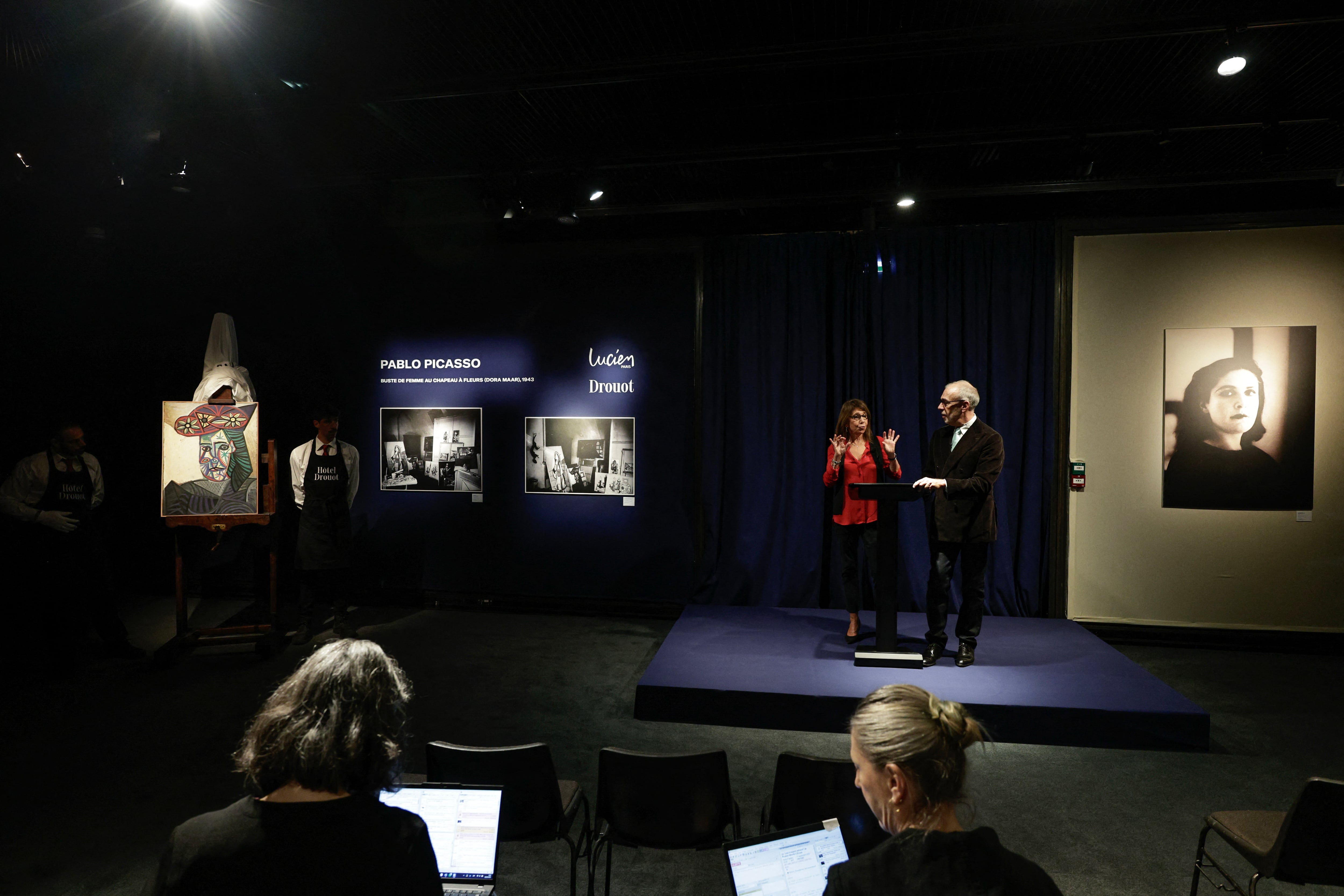 La obra Busto de mujer con sombrero de flores muestra a Dora Maar en un raro retrato con colores vivos. AFP