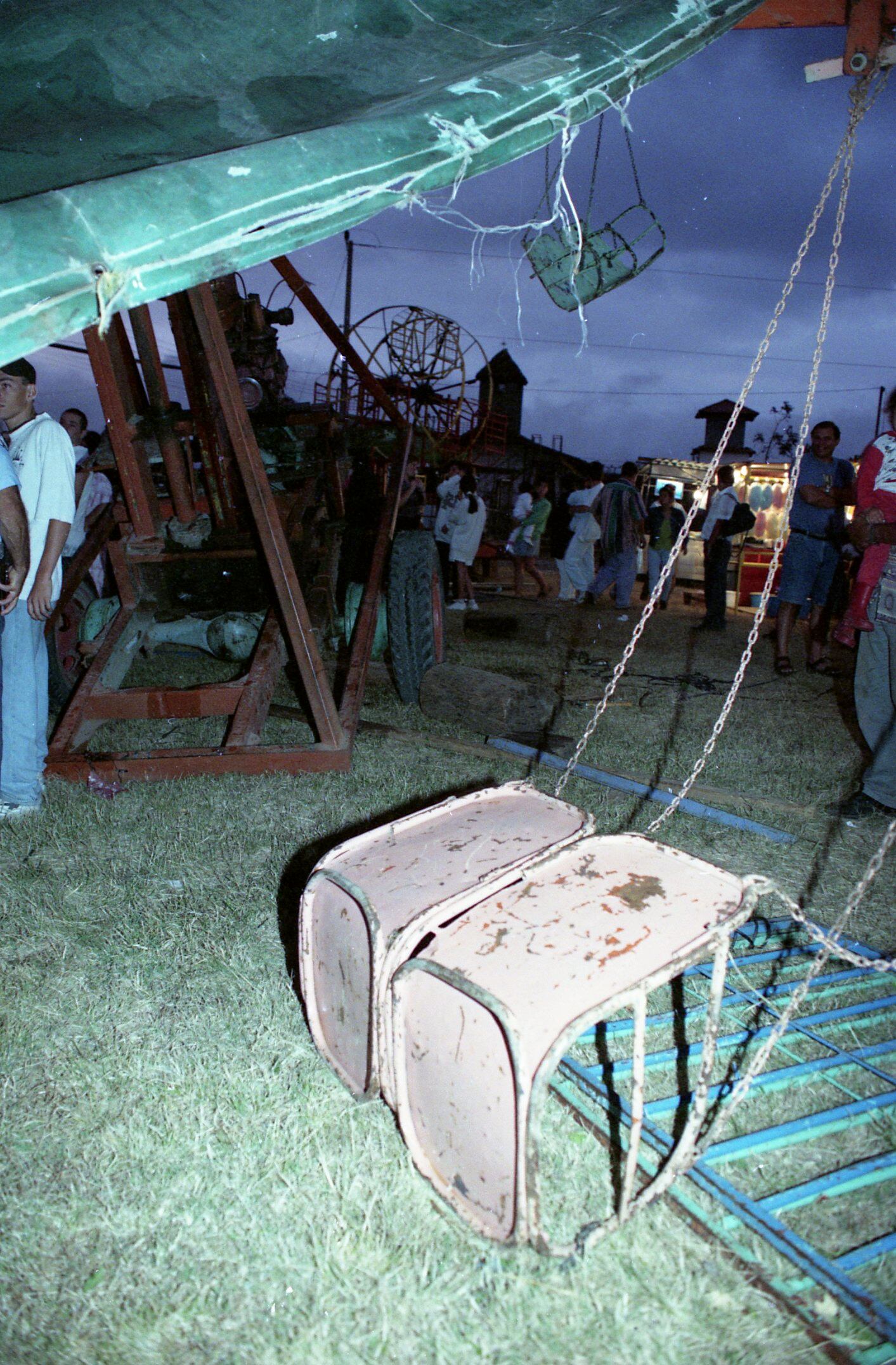 En abril de 1997 once menores de edad resultaron heridos por una falle en el juego mecánico de las sillas voladoras, esto durante un turno en San Miguel de Santo Domingo de Heredia. Foto Archivo.
