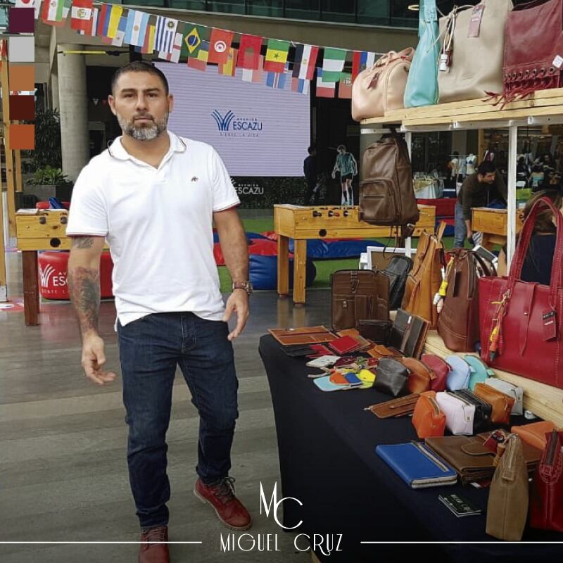 Miguel Cruz Salazar jamás se imaginó que un bolso hecho con sus propias manos, en su taller de San Mateo de Alajuela, iba a terminar en el hombro del actor Brad Pitt… ¡y en el cine mundial!
