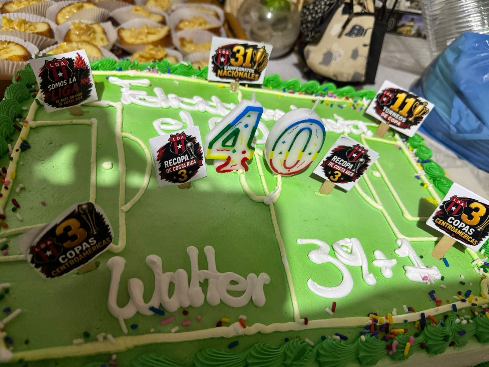La familia de Walter Serrano Gamboa celebró su cumpleaños número 40 el pasado 20 de mayo. Foto cortesía Jonathan Serrano.