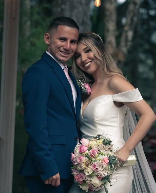 Luis Ronaldo Araya, jugador del Cartaginés y su esposa. Instagram.