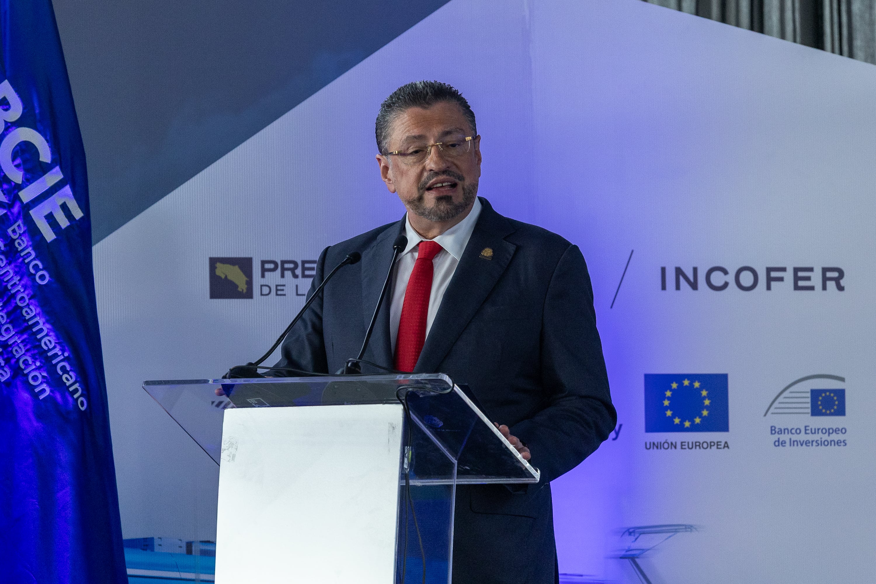 26/09/2025, San José, el gobierno presentó como va a financiar su proyecto de el Tren Eléctrico.