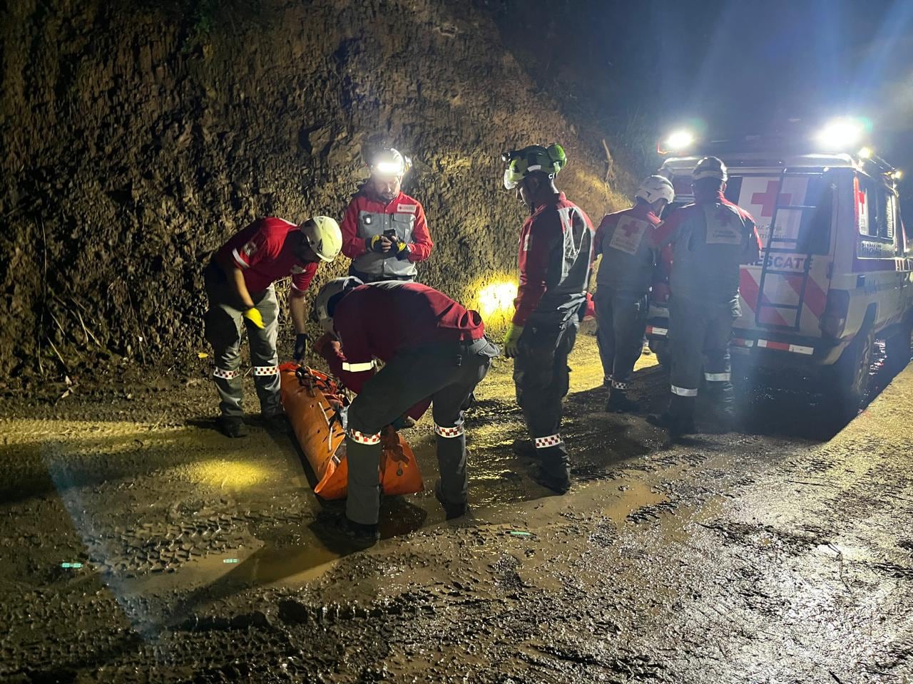 La Cruz Roja trasladó a los menores al hospital luego de 12 horas de rescate