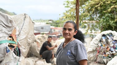 Después de 10 años como buzo en el botadero de Río Azul ahora hasta da trabajo a 3 personas