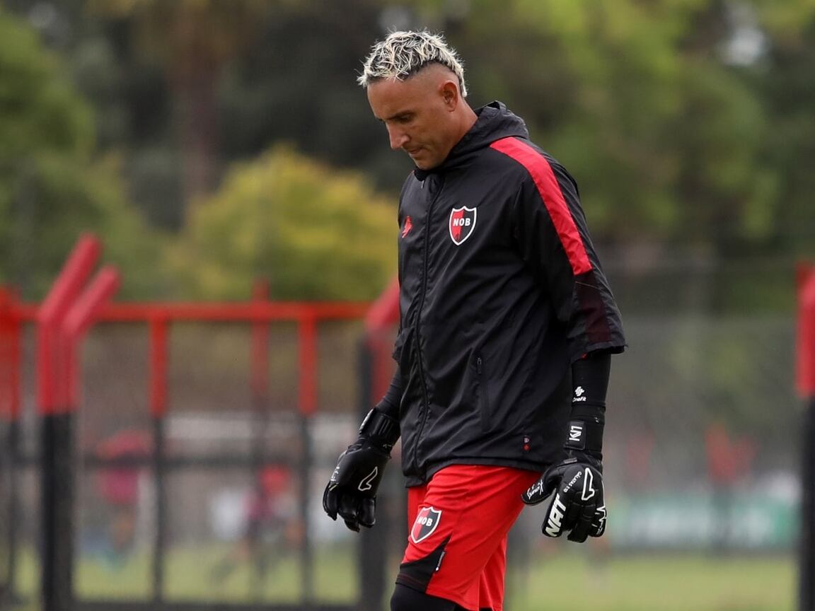 Keylor Navas domina un balón en un entrenamiento de Newell's Old Boys.