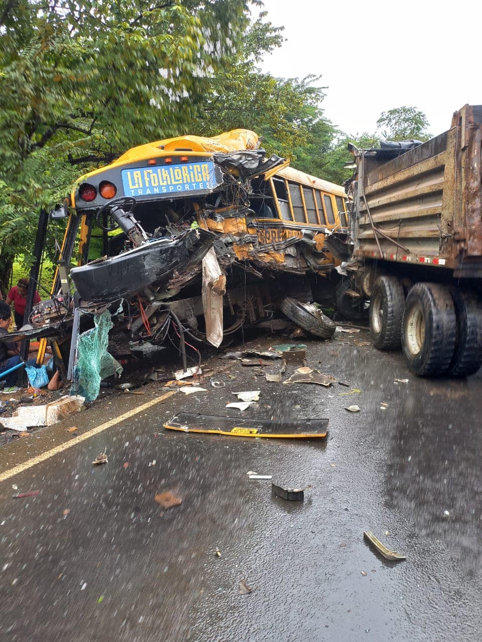 Choque entre bus y vagoneta deja dos muertos en Guanacaste. Foto tomada de redes.