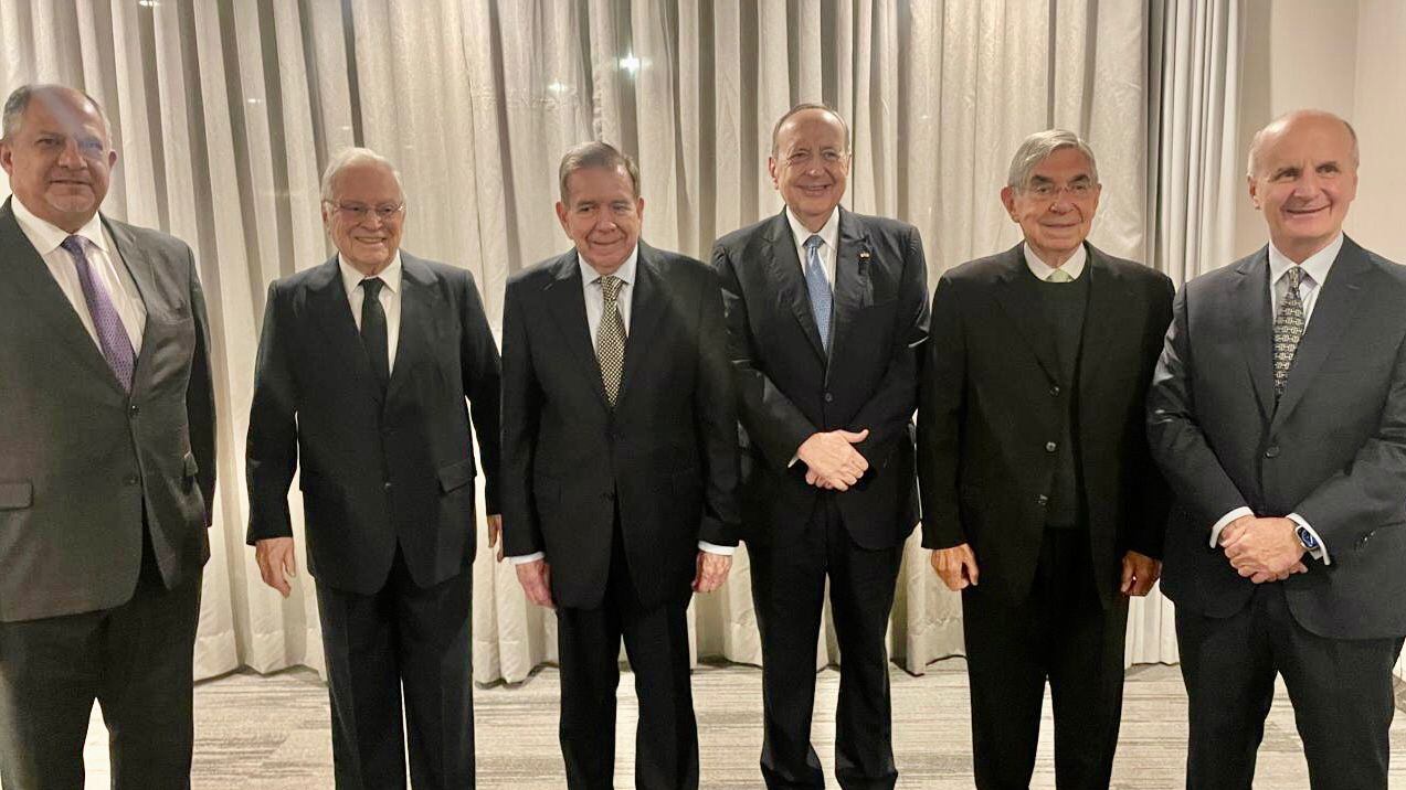 En la imagen los expresidentes Luis Guillermo Solís, Miguel Ángel Rodríguez, Rafael Ángel Calderón, Óscar Arias y José María Figueres en compañía del líder opositor venezolano, Edmundo González Urrutia.