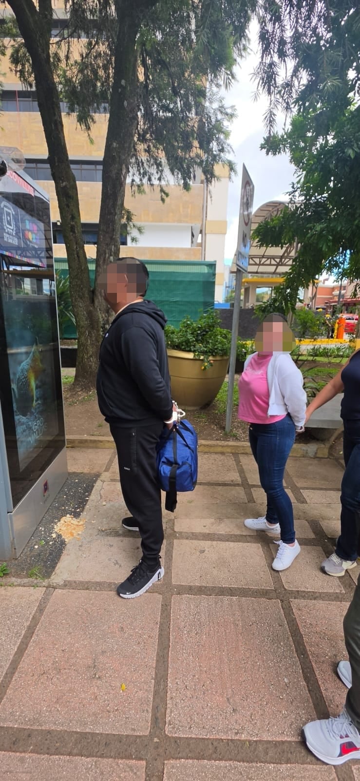 Hija de Macho Coca y su esposo se entregan a las autoridades. Foto MSP.