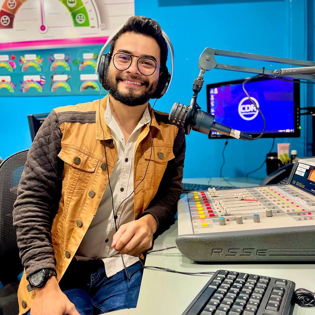 Jonathan Coronado es locutor radial y presentador de televisión.