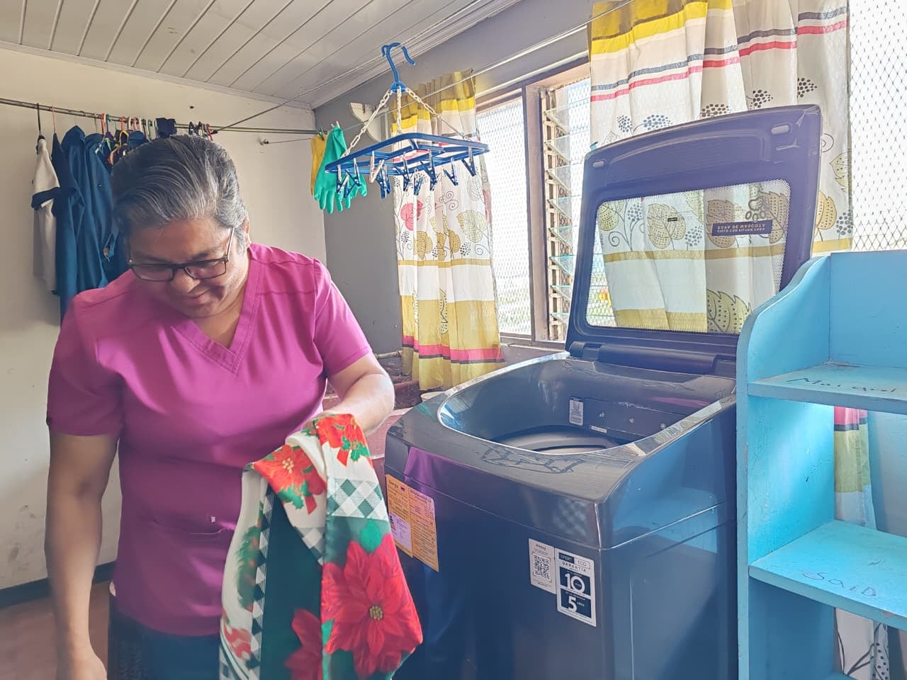 Bernardita Hernández, conocida como la Tía Berna en Aldeas Infantiles SOS, encontró en nuestro país el lugar donde pudo desarrollar su vocación de educadora y madre sustituta. Hoy dedica su vida a formar niños y jóvenes con amor, disciplina y esperanza.
