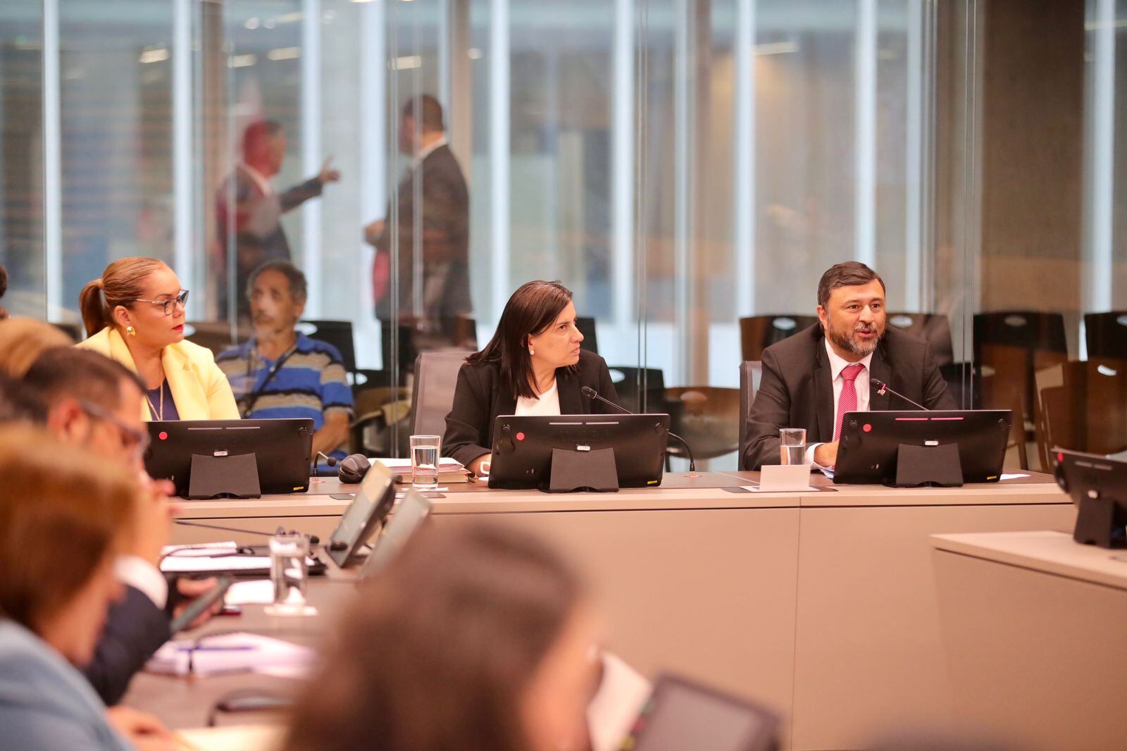 Marta Esquivel y los gerentes administrativa (Vilma Campos) y de Pensiones (Jaime Barrantes), en comisión de asuntos sociales. Martes 6 de febrero 2024