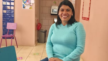 Maestra camina tres kilómetros entre cañales todos los días para dar clases en pequeño pueblito de Cartago