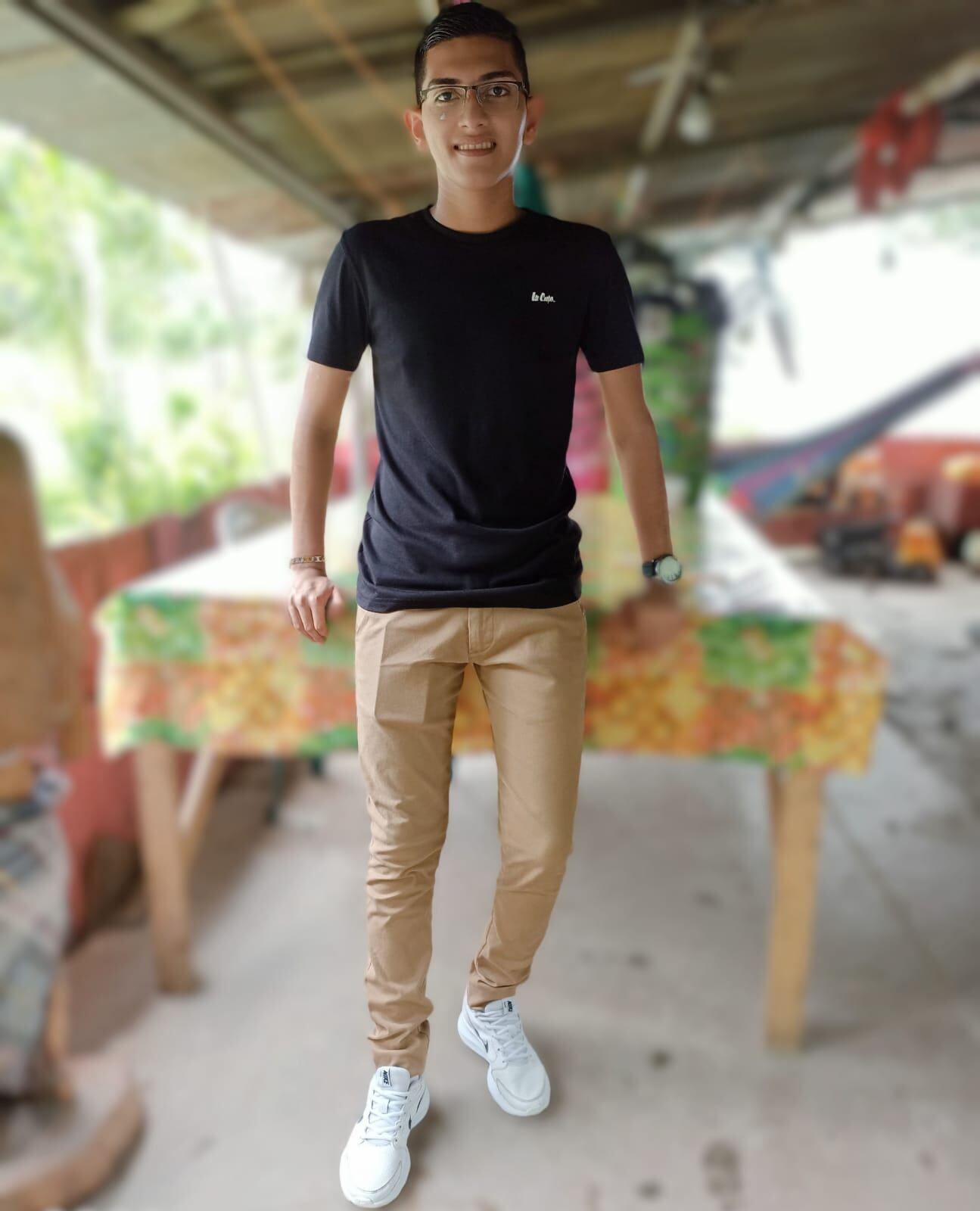 El panadero puntarenense Gerixon Calvo Carrillo, no cabe de la felicidad porque logró una de las 24 mejores notas de admisión en la Universidad de Costa Rica (UCR) para el curso lectivo 2022