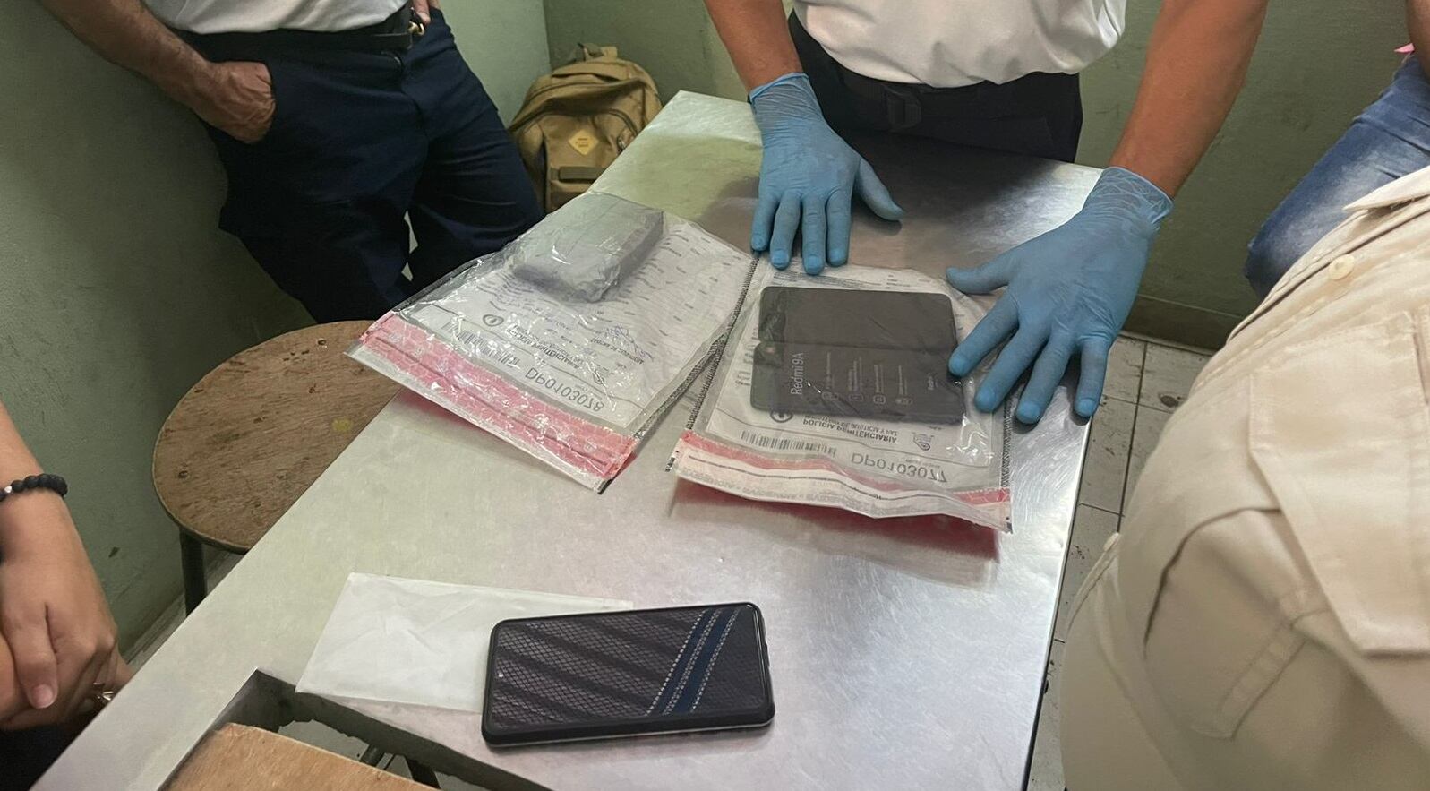 Ambos uniformados fueron puestos a las órdenes del Ministerio Público. Foto Ministerio de Justicia.