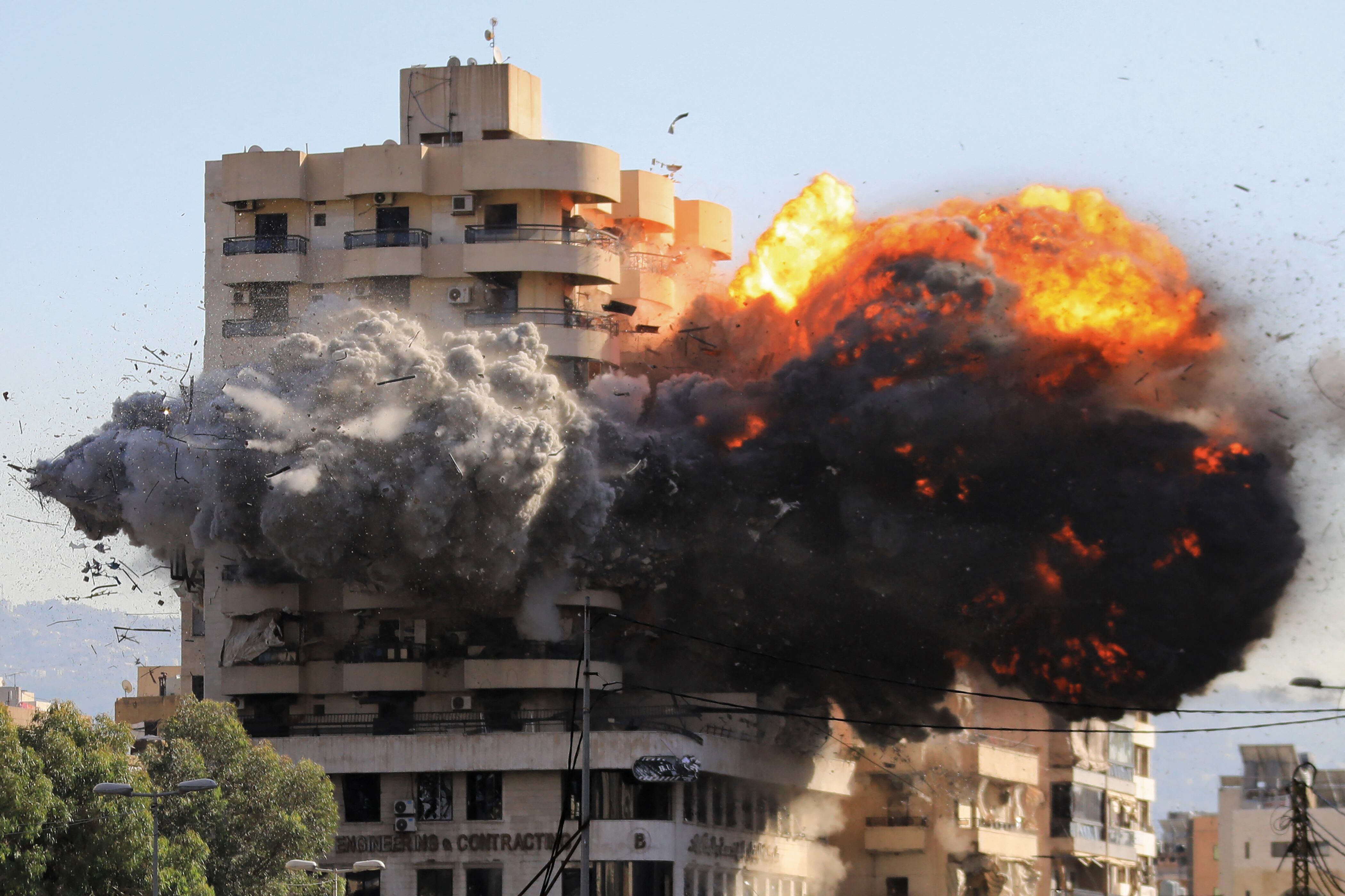 Explosión tras un ataque aéreo israelí en un edificio del barrio de Shayah, en Beirut, Líbano, durante el conflicto entre Israel y Hezbolá. Foto: AFP