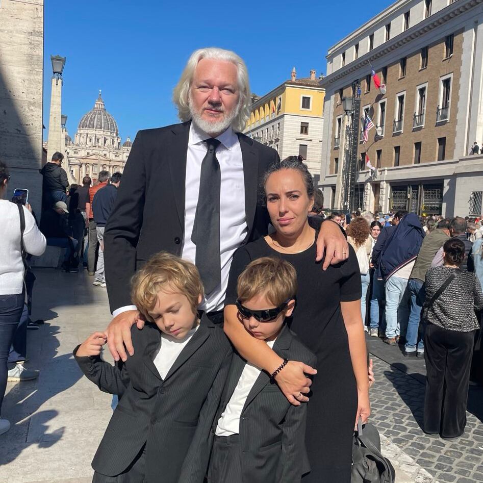Julian Assange y su familia en el funeral del papa Francisco.