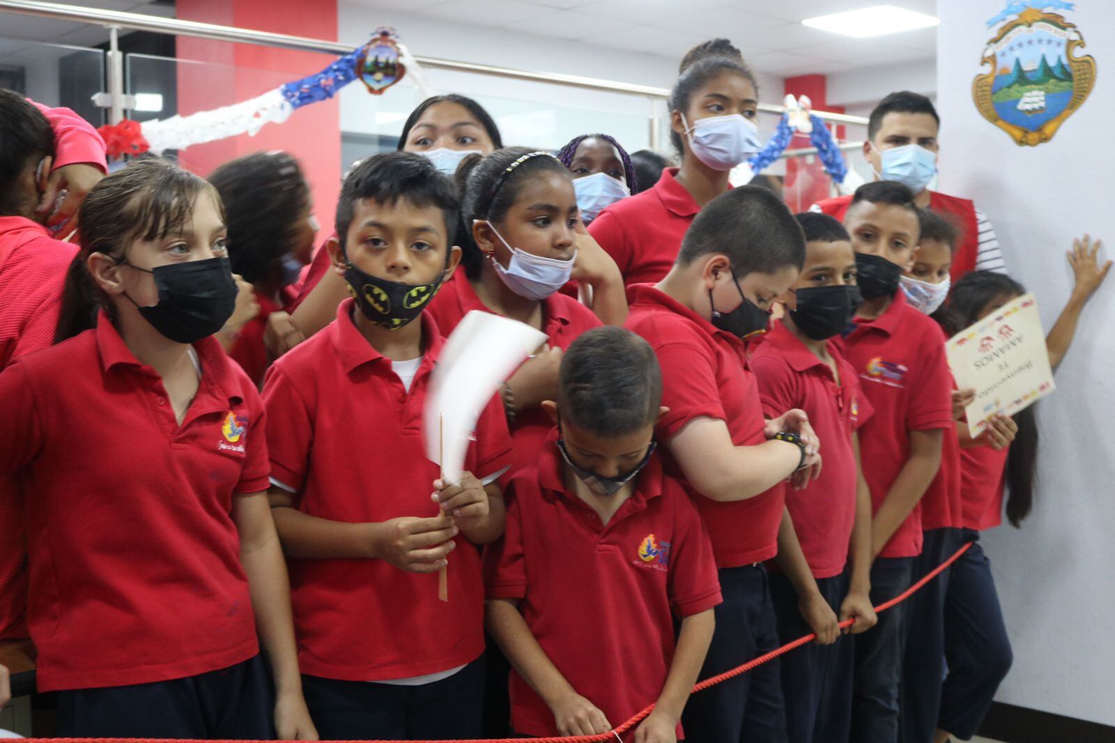 A eso de las 5:15 de la tarde del jueves 8 de setiembre el padre Sergio Valverde llegó al edificio central de la Asociación Obras del Espíritu Santo. Se bajó de un carro y pegó tremendos brincos de felicidad porque le dieron la salida después de dos días internado con covid-19