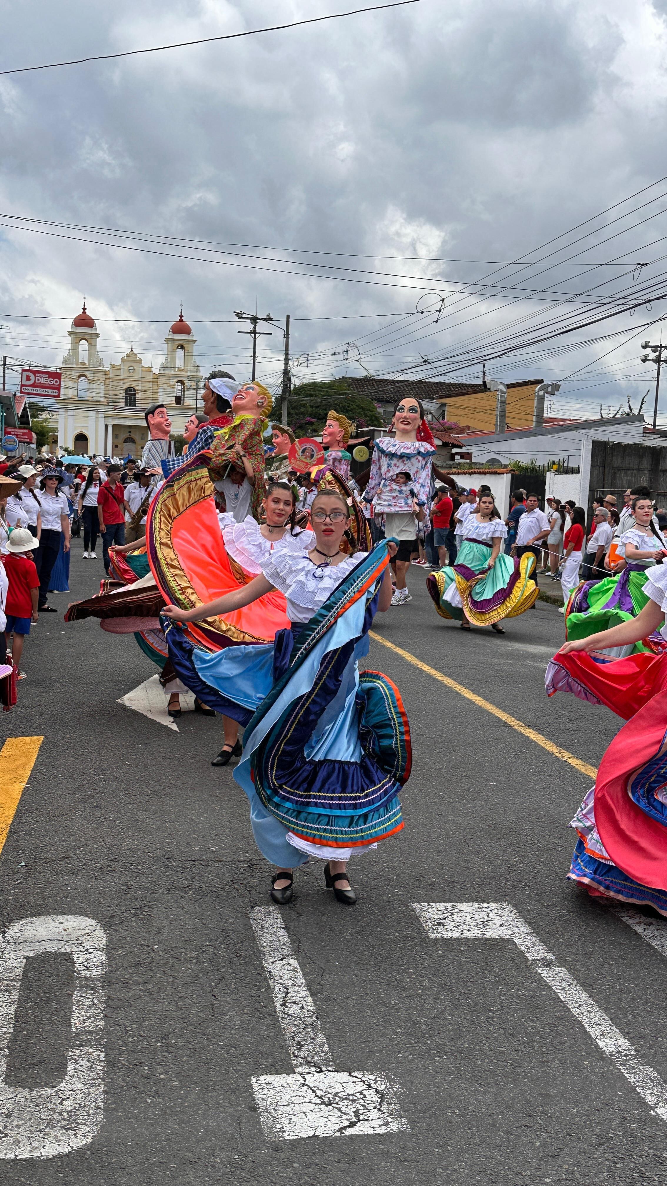 Las calles de Santo Domingo de Heredia se llenaron de música y colores con el desfile en conmemoración del Día de la Independencia de Costa Rica.