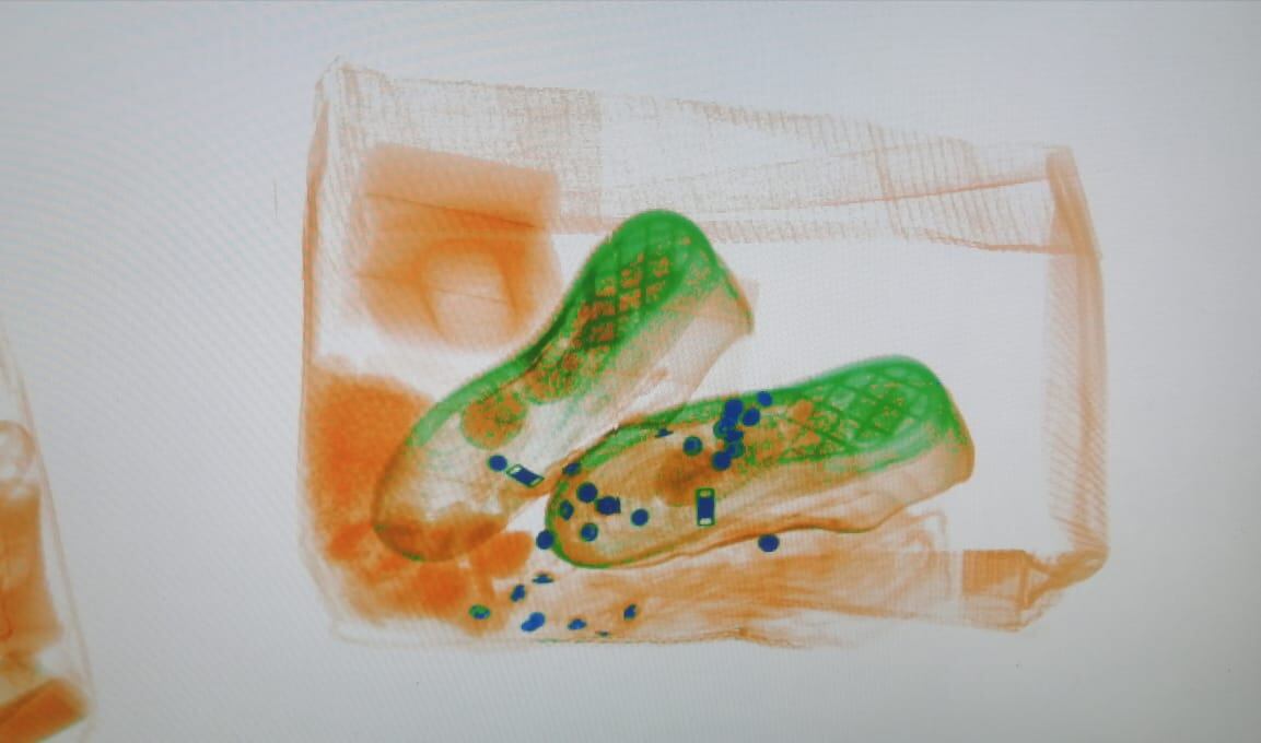 Decomisan droga oculta en paquete con tenis. Foto MSP.