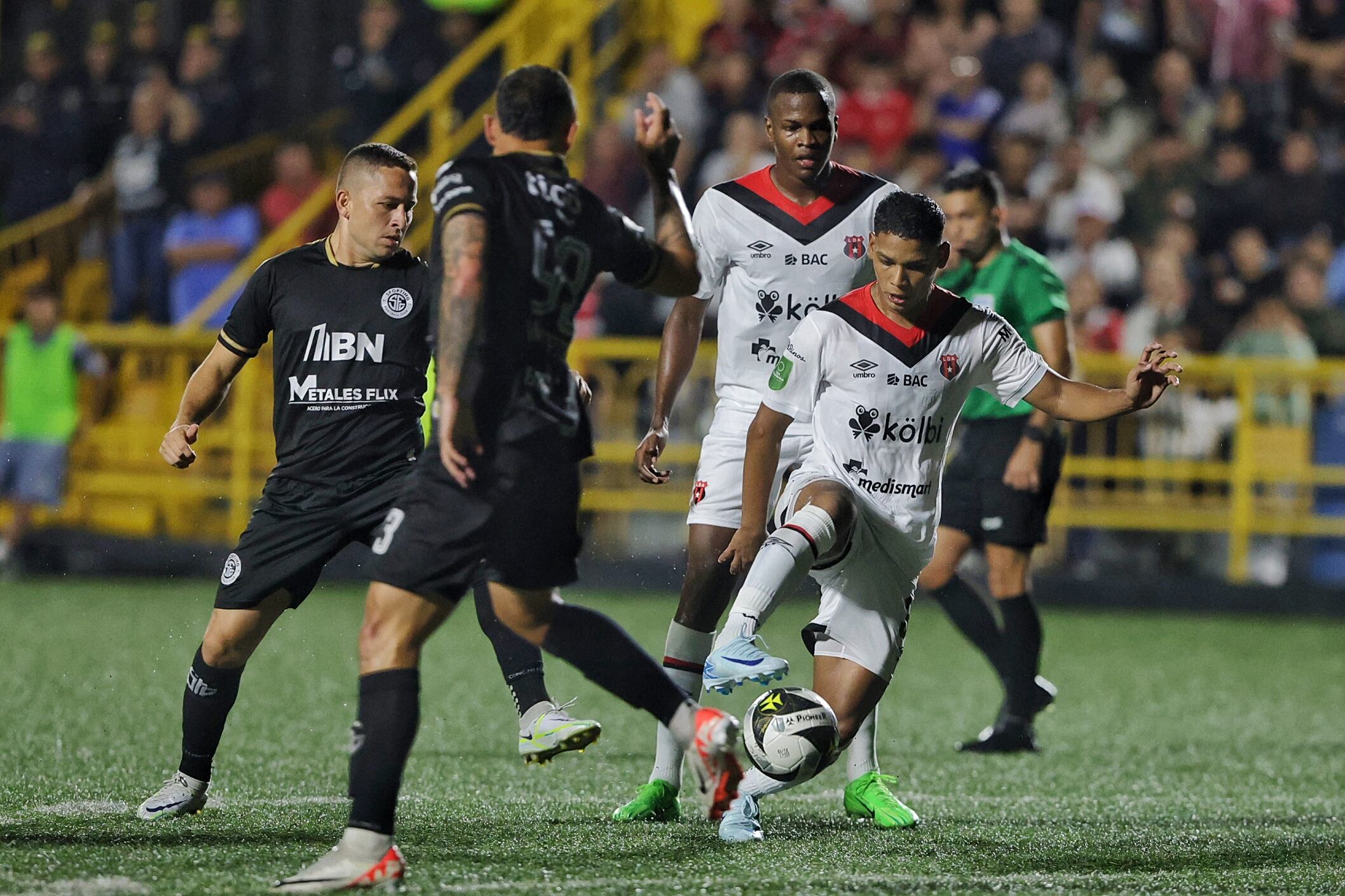 19/09/2024/ Juego entre Sporting FC. Vs Liga Deportiva Alajuelense en el estadio Ernesto Rohrmoser / Foto John Durán
