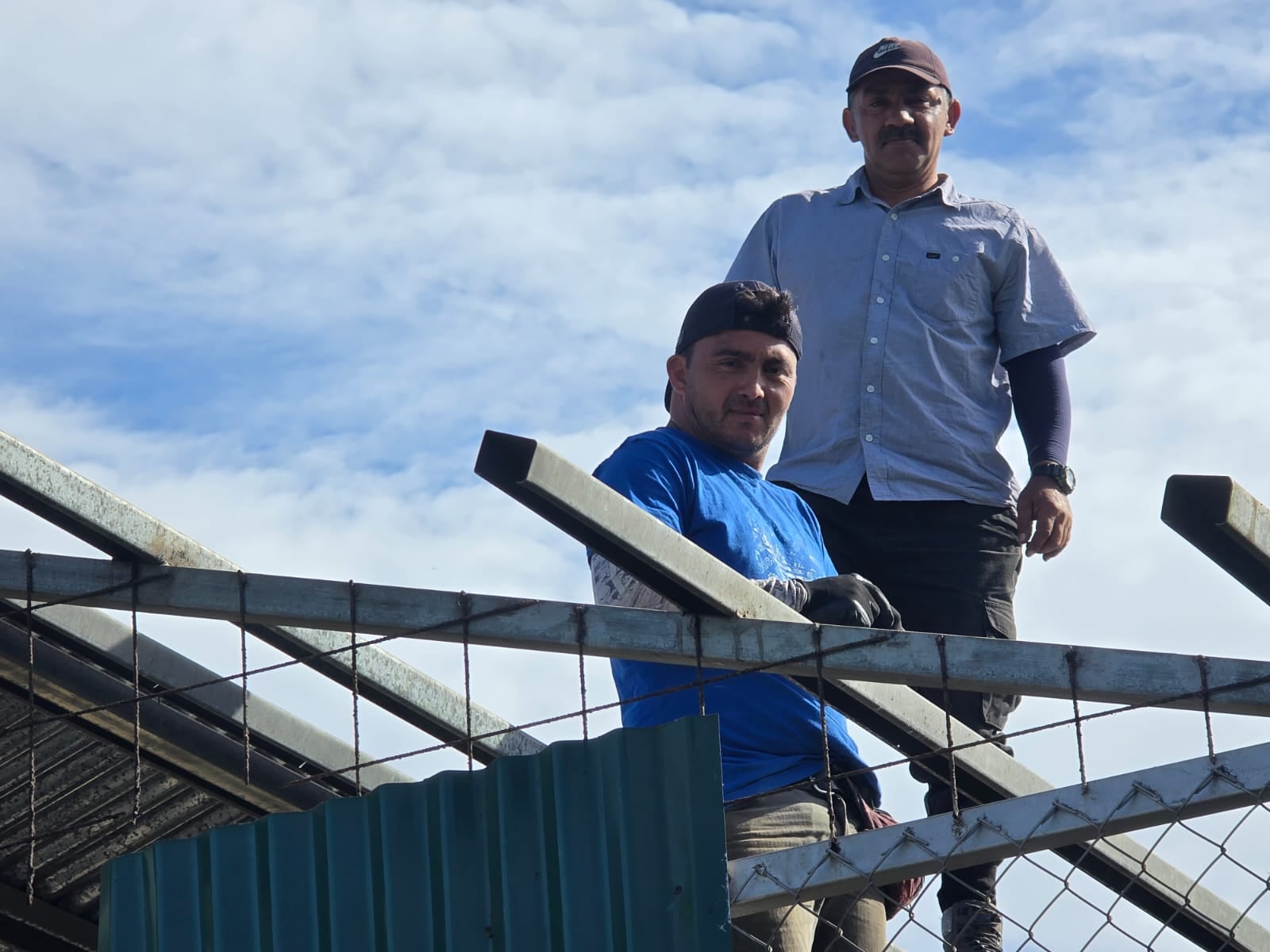 José Miguel Sandoval recorre la montaña para atender fugas de agua en Las Mesas de Paraíso.