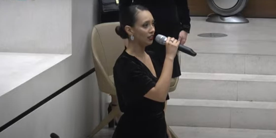 La cantante nativa de Grecia, Alajuela, Elsa Castro, cantó el himno nacional el 1 de mayo del 2025 en la ASamblea Legislativa