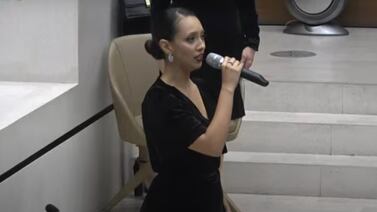 Griega que cantó el Himno Nacional en la Asamblea Legislativa nos cuenta sobre sus nervios a que se le olvidara la letra
