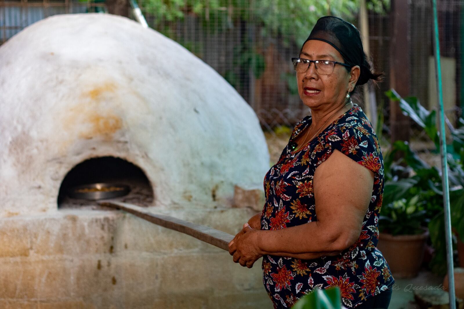 Sofía (19 años) e Indira (22 años) Leal Mora viven en barrio Panamá, en Santa Cruz de Guanacaste. Ambas están en la sección de vientos de la Banda de Zarcero, Sofía toca la flauta transversal e Indira el saxofón alto.