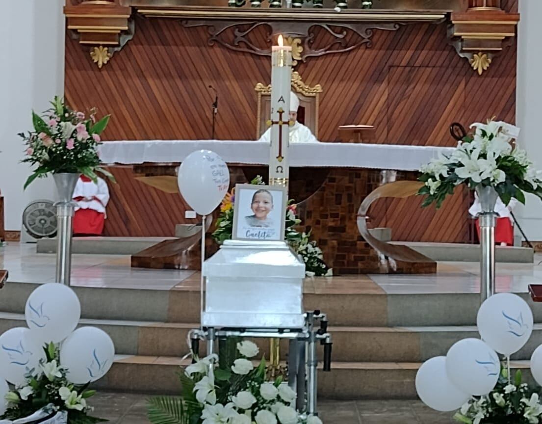 Familiares y seres queridos dan último adiós al pequeño Gael. Foto Keyna Calderón.