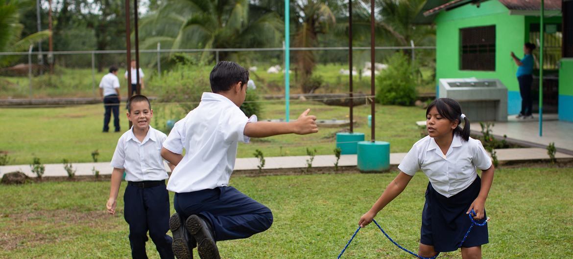 Ana Martínez tiene 10 años, nació en Matagalpa, en el centro de Nicaragua y hace un año y medio se vino a vivir a Costa Rica. Estudia la escuela Vegas del Río Palacios, en Pococí de Limón.