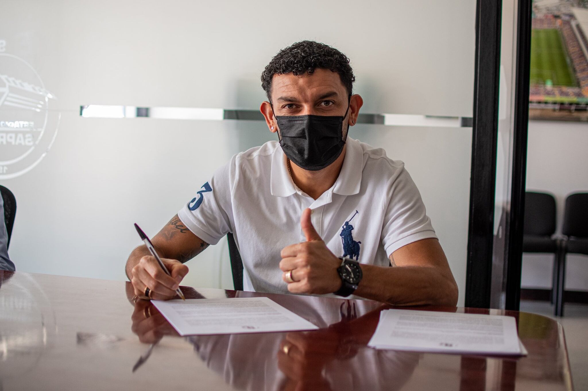 El morado firmó por seis meses más. Facebook Saprissa.