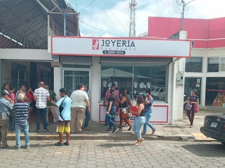 Sujetos enmascarados asaltan joyería en Santa Cruz., Guanacaste. Foto cortesía Guana Noticias.