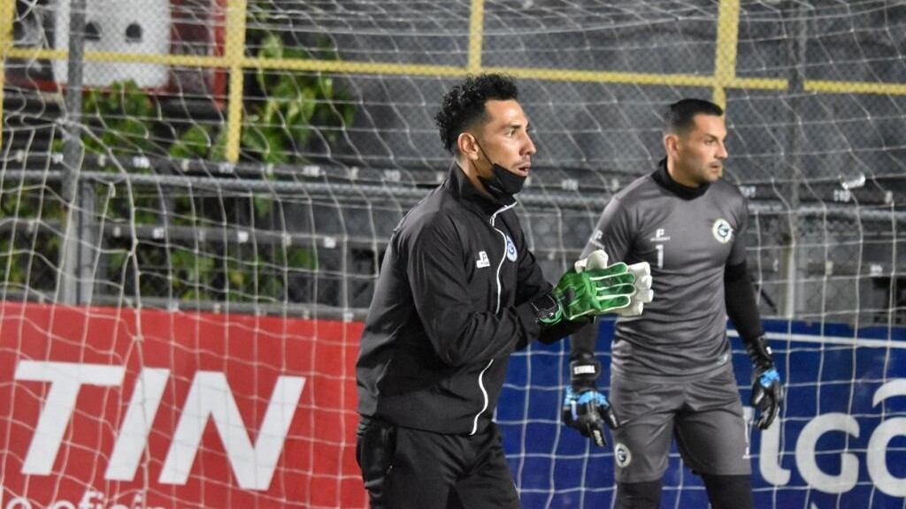 Anthony Vargas, preparador de porteros de Guadalupe, con el portero Luis Torres. Cortesía