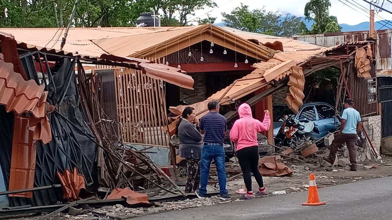 Un fuerte estruendo fue lo que despertó a la familia Valerio la madrugada de este jueves 26 de diciembre en San Pablo de Heredia, cuando salieron se encontraron lo peor. Foto: Cortesía