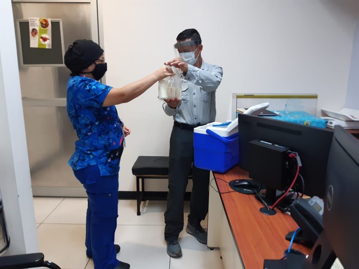 Don Bernan Fallas Gamboa tiene 44 años y su esposa Alice Ledesma Rojas 32, ellos son los orgullosos padres de Isaac Gerardo Fallas Ledesma, un bebecito que nació en el hospital de las Mujeres a las 29 semanas de gestación y donan lechita materna al hospital de Las Mujeres.