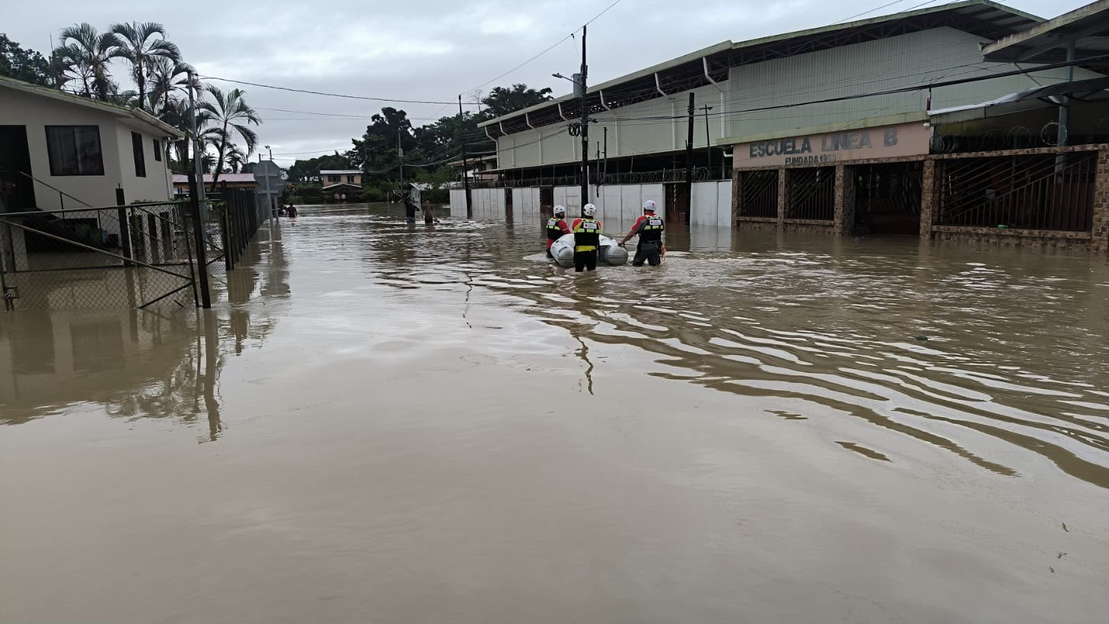 Cruz Roja reporta inundaciones en inundaciones están Talamanca, Valle La Estrella, Limón, Batán y Siquirres, trabajaban desde primeras horas del domingo 16 de agosto del 2026. Foto: Cruz Roja