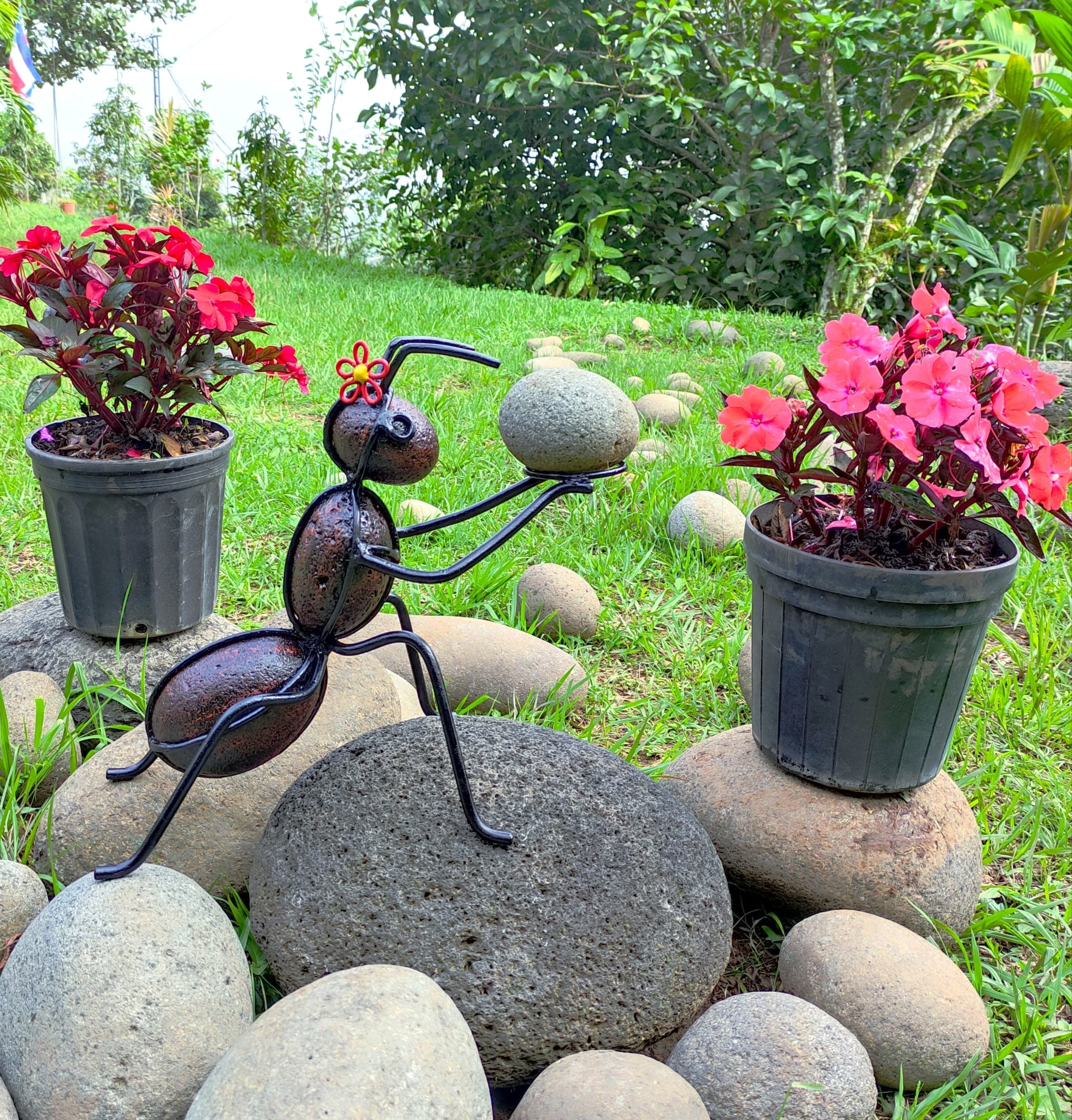 Lo que hace don Rodrigo Rodríguez Oconitrillo, vecino de Atenas, con piedras de río, pintura, hierro y soldadura es verdadero arte, el cual se lo han reconocido ticos y extranjeros