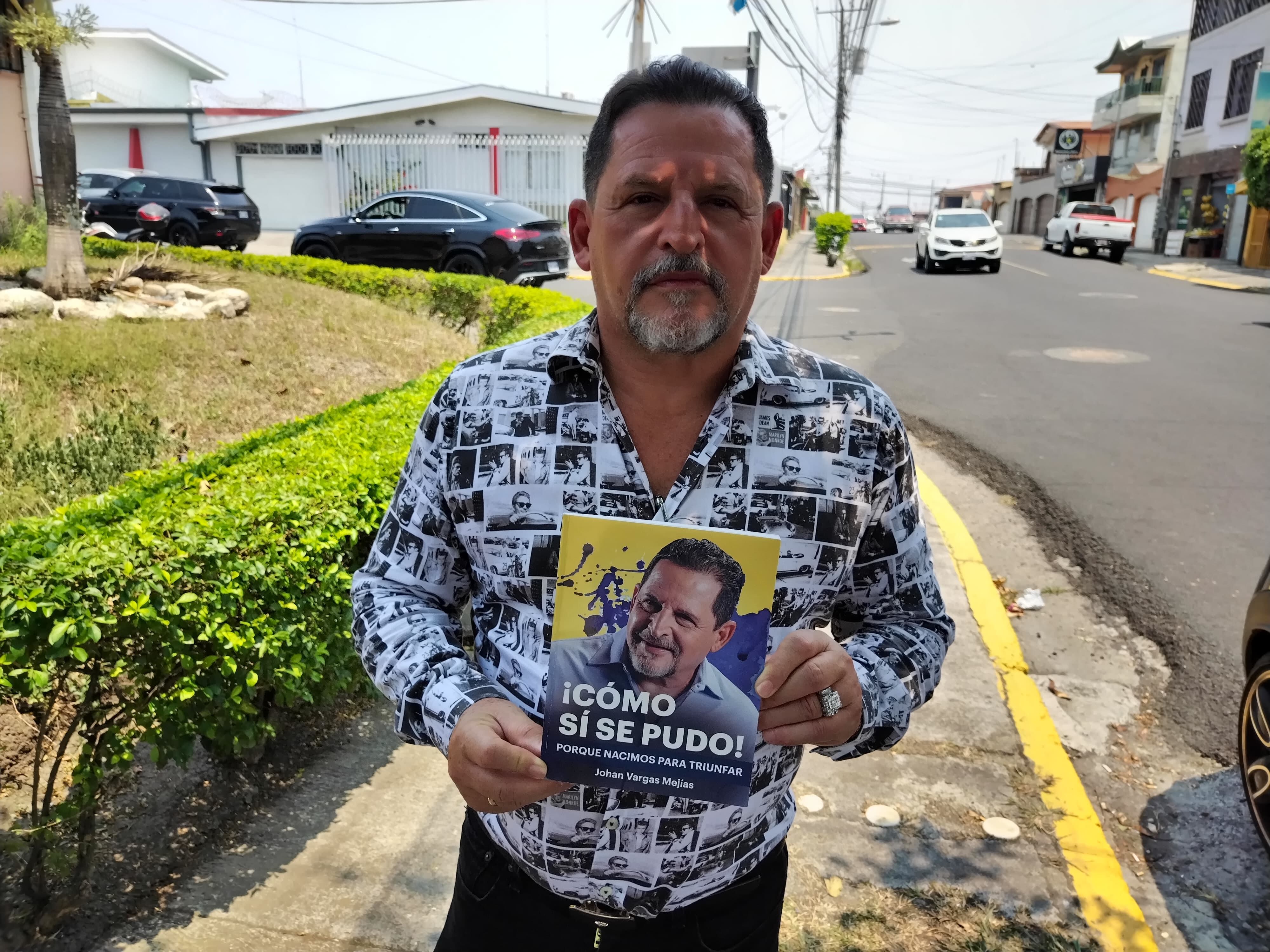 Johan Vargas Mejías nació en 1962 en los barrios del sur de San José, específicamente en la Colonia Kennedy, en medio de una humilde familia bien pulseadora que le enseñó justamente eso, a lucharla fuerte todos los días para lograr los sueños